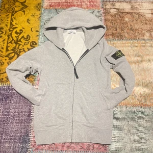 stone island hoodi - Säljer en stone island hoodi i storlek S är i bra skick och har inga direkter. Om du har några frågor så hesitera inte att fråga 