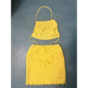 Gult set - Säljer ett gult set med matchande överdel och underdel i storlek XS som passar perfekt till sommaren. Alternativt som en bikini coverup. Använd enbart en gång. Pris kan diskuteras vid snabb affär 💕   