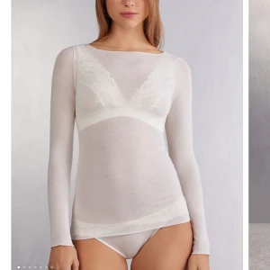 Intimissimi topp - Säljer min vita Intimissimi topp som tyvärr aldrig kommer till användning, skriv för fler bilder eller frågor 💕