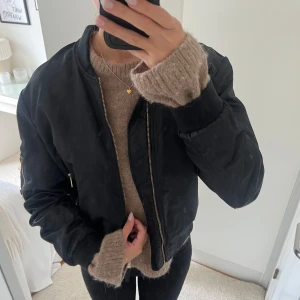 Svart bomberjacka  - En svart stilren bomberjacka med guldiga detaljer. Använt ett par gånger🩷