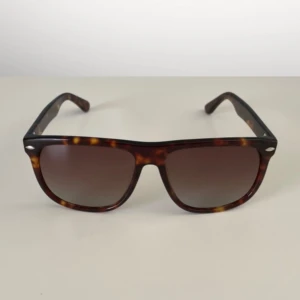 Solglasögon  - Snygga solglasögon med klassisk design som påminner om dem kända rayban boyfriends. Ett billigare alternativ men väldigt lika i utseendet. Hör av dig vid fler frågor eller funderingar//