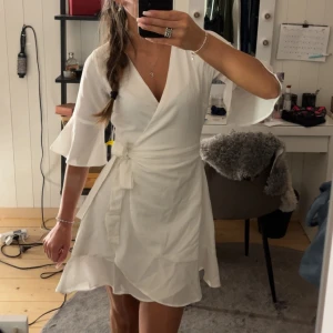 Vit omlottklänning - Superfin vit omlottklänning från Bubbleroom. Storlek 34, men passar 36 lika bra! Använd endast 2 gånger. Nypris 450kr💓