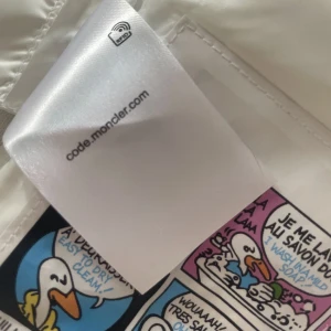 Vit moncler  cardigan 🤍 - Superfin moncler cardigan/jacka ❤️storleken är xs-s :) den är äkta och de finns en streckkod i jackan . Bilderna är tagna från min vinted så om fler bilder önskas så skickar jag Absorlut ❤️ Superfin jacka verkligen 