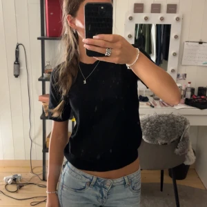 Svart kortärmad topp - Finstickad topp från H&M. Säljer då den inte kommer till användning längre🤍