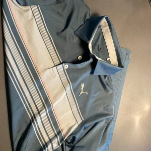 Golf pike - Säljer nu denna riktigt snygga golf piken från Puma, endast använd en gång, bara höra av dig vid minsta fråga eller fundering😝