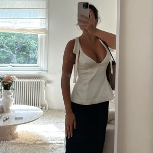Vit omlottopp med knytband - Säljer denna otroliga toppen denna är EJ använd, lappen är kvar, ❤️ från Zara och är slut i typ alla storlekar 🌸