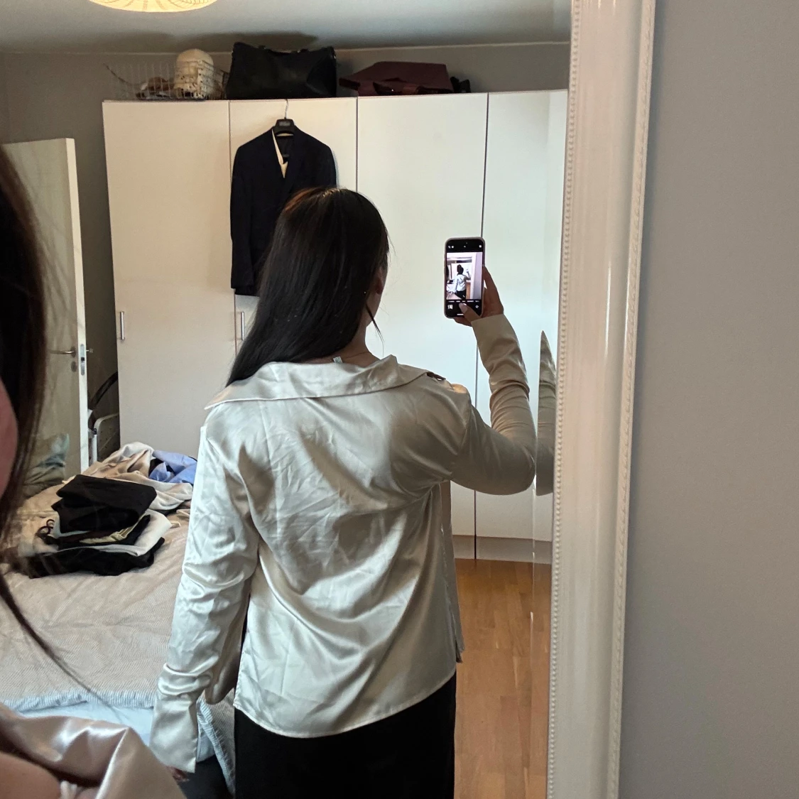 Guldig satinblus med knyt framtill - 4