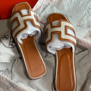 Sandaler - Säljer helt nya, lyxiga sandaler i beige och cognacsfärgat läder med ikonisk design. Supersnygga och tidlösa – perfekta för sommaren! Kommer i originalförpackning med dustbags och allt – aldrig använda.  Storlek: 39 Nypris: ca 7 000 kr