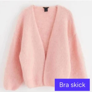 Rosa stickad kofta från Lindex - Säljer den populära ljusrosa stickade koftan från Lindex. Den har en öppen front och lång ärm. Koftan har en fluffig och mjuk känsla, perfekt att slänga på sig över en linne.🥰