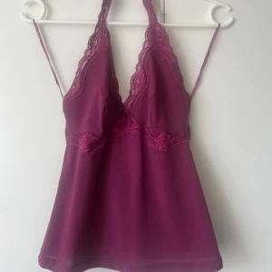 Top Urban outfitters - Suuperfin topp med öppen rygg från Urban outfitters, toppen är endast provad hemma men har aldrig kommit till användning.