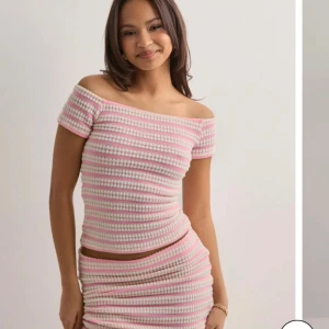 Nelly sett - Säljer mitt fina sett från nelly som aldrig använts och är slutsålt, man får både kjol och tröja! Nypris 700