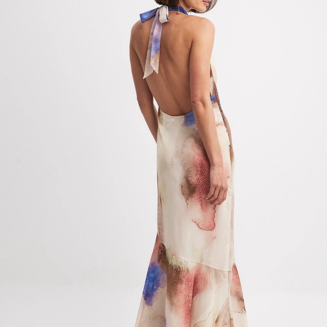 Långklänning i satin med akvarellmönster - 1