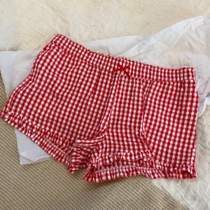 Ginghamrutiga shorts!!! - Så söta minishorts från H&M i bäckebölja ❤️Resår i midjan och små sidofickor! Perfekta nu till sommaren! Helt nya med lappar kvar! 