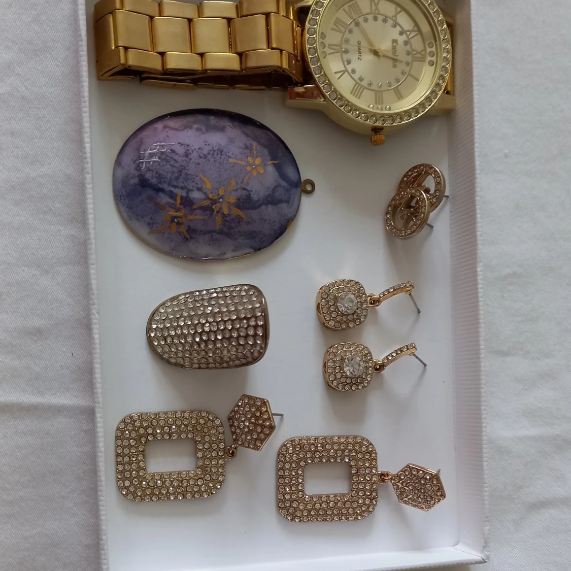 Mix av smycken och klocka i guld och lila - 1