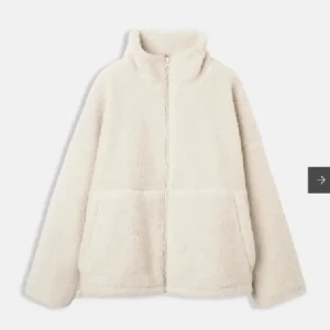Beige teddyjacka från Carin Wester - Mysig beige teddyjacka från Carin Wester med dragkedja framtill och hög krage. Jackan är i ett superfint skick!💞💞🌟
