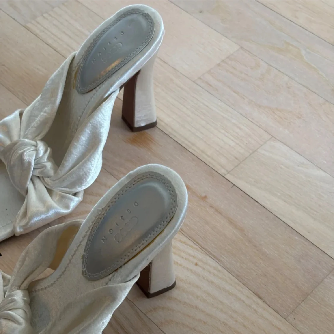 Vita klackskor med rosettdetalj - 1