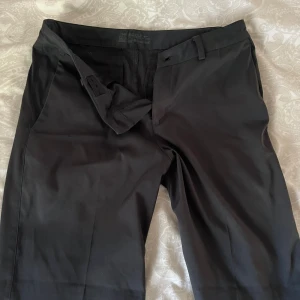 Golfshorts från nike - Säljer ett par golfshorts från Nike, byxorna är i fint skick men finns tecken på användning. Storlek L 12-13 år så är väldigt små för mig vilket är varför jag säljer de. 