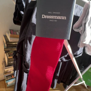 Röd slips från Dressmann - Säljer ett rött bälte från Dressmann i one size.  (NYPRIS 200) Ny skick och I original förpackning. Perfekt för att ge en färgklick till din outfit. 🫟 