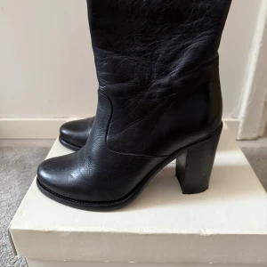 Svarta boots/stövletter från WERA - 🌸Svarta boots/stövletter i äkta skinn, från WERA. Dragkedja på insidan. Använda ett fåtal ggr 🌸