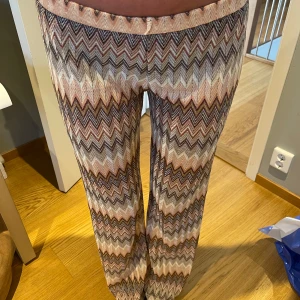 Mönstrade byxor  - Säljer dessa sjukt snygga byxor, helt oanvända! Storlek M men passar mig som brukar ha S också 