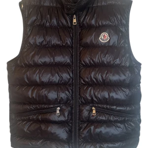 Moncler  - Moncler Gui. Storlek 3. Skick 8.5/10 finns mindre scratch (bild 3) pris 2590kr finns att köpa på Fashionels.com