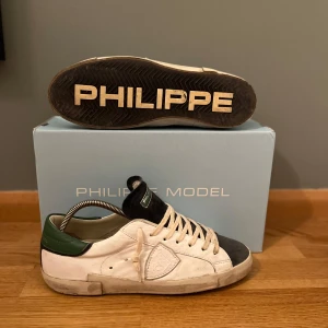 Phillipe modell skor - Säljer nu dessa feta phillipe modell skor i storlek 41🙌 Skick 8/10 Nypris:3700kr Mitt pris: 1699kr🫡🙌 vid minsta funderingar är det bara att skriva🙏