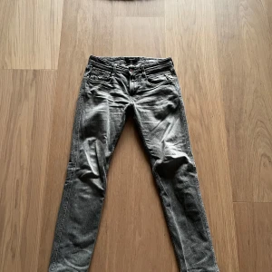 Grå Replay jeans slim fit - Säljer ett par gråa Replay jeans i slim fit-modell. Klassisk femficksdesign med snygga detaljer och Replay-lapp bak i midjan. Jeansen har dragkedjegylf och är perfekta för dig som gillar en smalare passform.