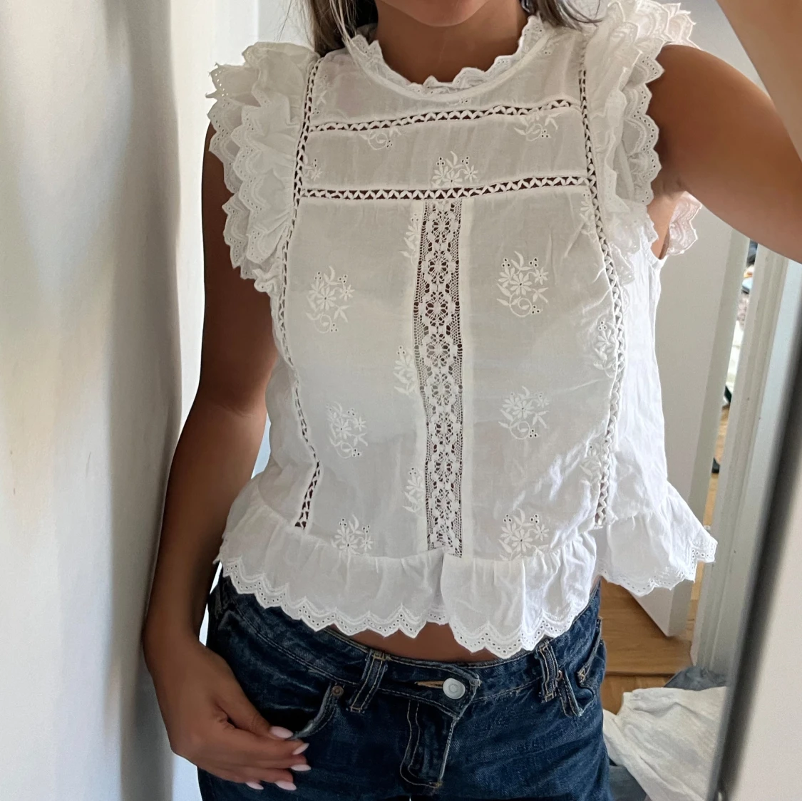 Vit blus med spets och broderi