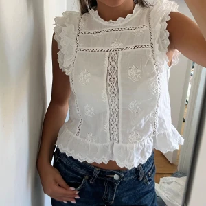 Vit blus med spets och broderi - Säljer denna jättefina topp/blus perfekt nu till sommaren🥰köpt på Other stories för några år sen