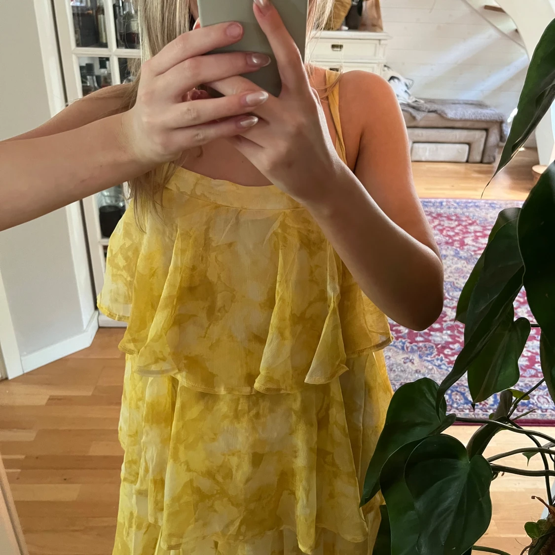 Gul volangklänning med smala axelband - 1