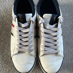 Ralph Lauren skor - Säljer mina snygga vita sneakers från polo ralph lauren som är sparsamt använda. Vid snabb affär kan priset prutas. 