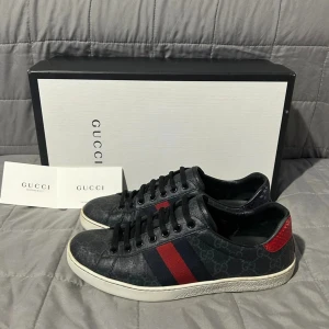 Gucci Skor - Riktigt schysst Gucci dojjer! Size 39.5 (innermått 26cm). Relativt bra skick, givetvis äkta. Box ingår!