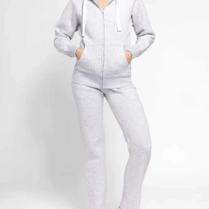 Ljusgrå russemerch hoodie - Mysig ljusgrå hoodie med normal passform storlek xs. Köpte den för nåt år sen så den har blivit lite nopprig och ena snöret har en fläck på sig. Kan skicka bild på defekterna.