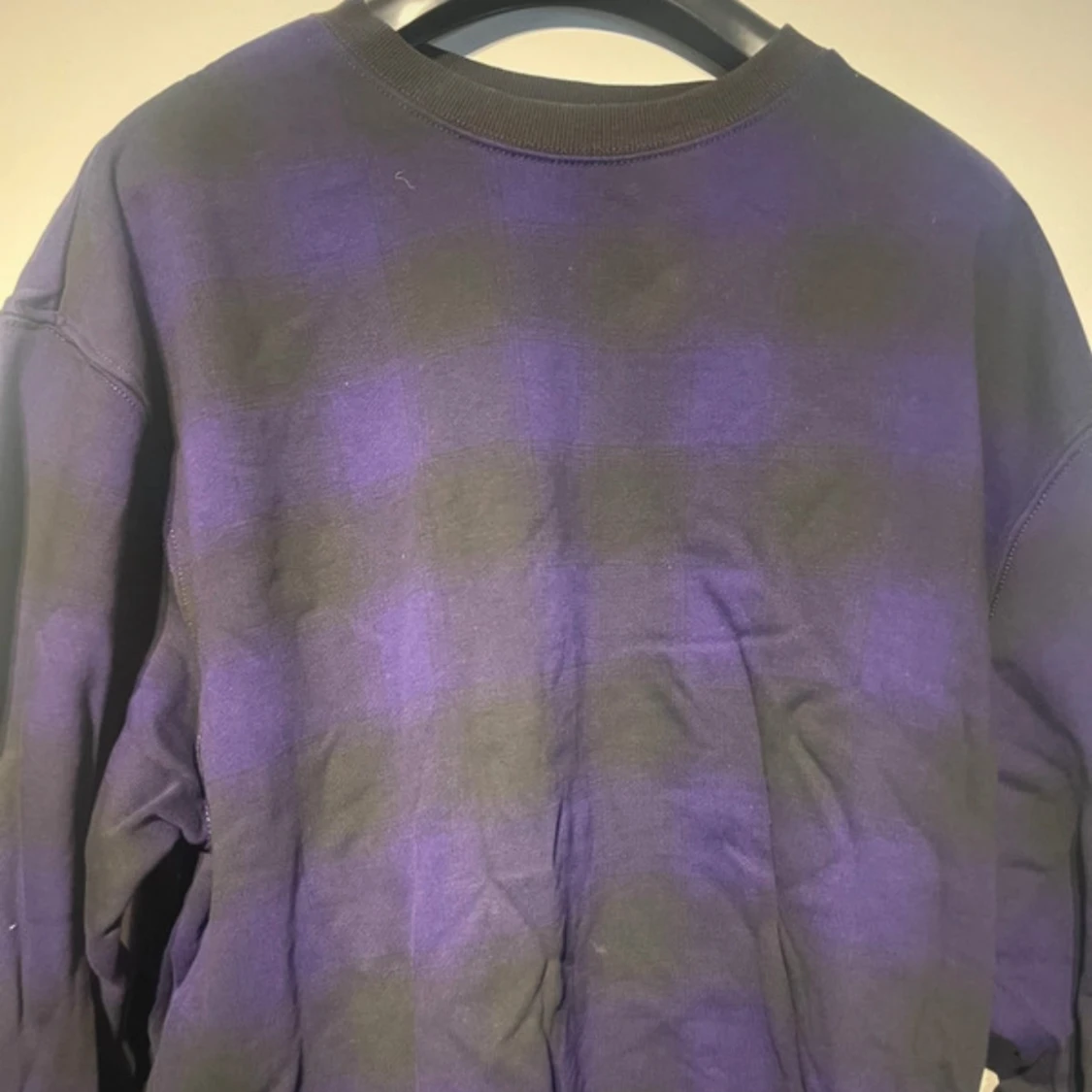 Lila och svart rutig sweatshirt Weekday