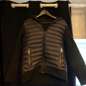 Moncler Cardigan - Säljer nu min cardigan då jag inte riktigt använder den längre, den är i mycket bra skick men dragkedjan är utbytt då förra gick sönder. Den är storlek 1 (S) men passar också M, priset är ej hugget i sten. Skriv vid minsta fundering eller mer bilder 🙂