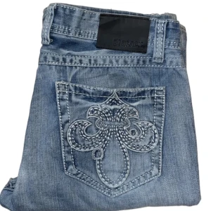 Affliction jeans - Black premium av Affliction. Storlek 34/30, gott skick, har lagad heelbite, skitsnygga och passar till allt, de ser mycket bättre ut i verkligheten än på bilderna. 