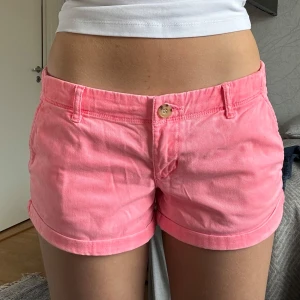 Rosa lågmidjade shorts  - Snygga trendiga rosa shorts med låg midja. Färgen är olika på olika bilder men de är rosa i verkligheten. w28 De har fickor fram och bak och är i fint skick!  