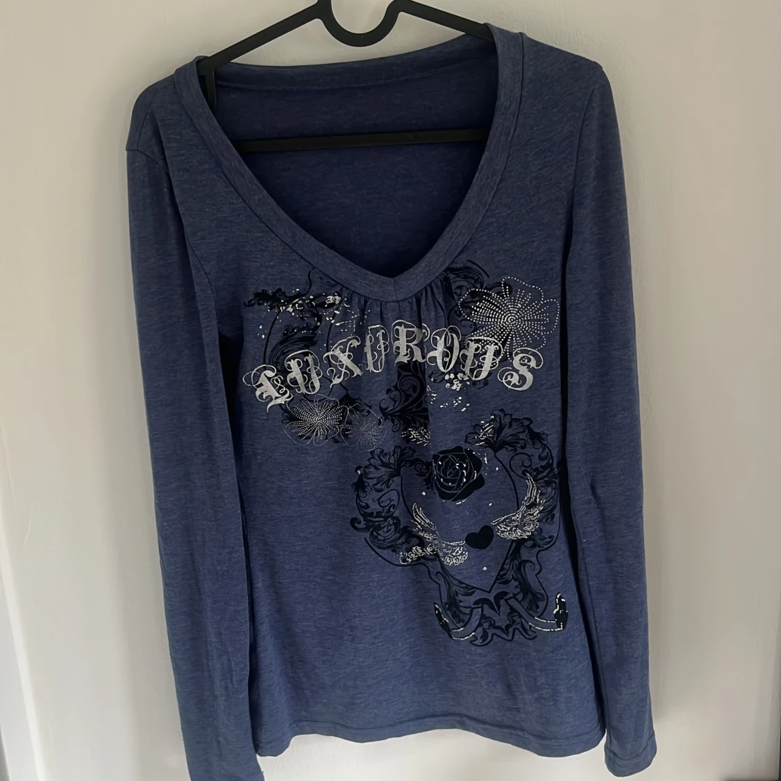 Blå långärmad topp med tryck