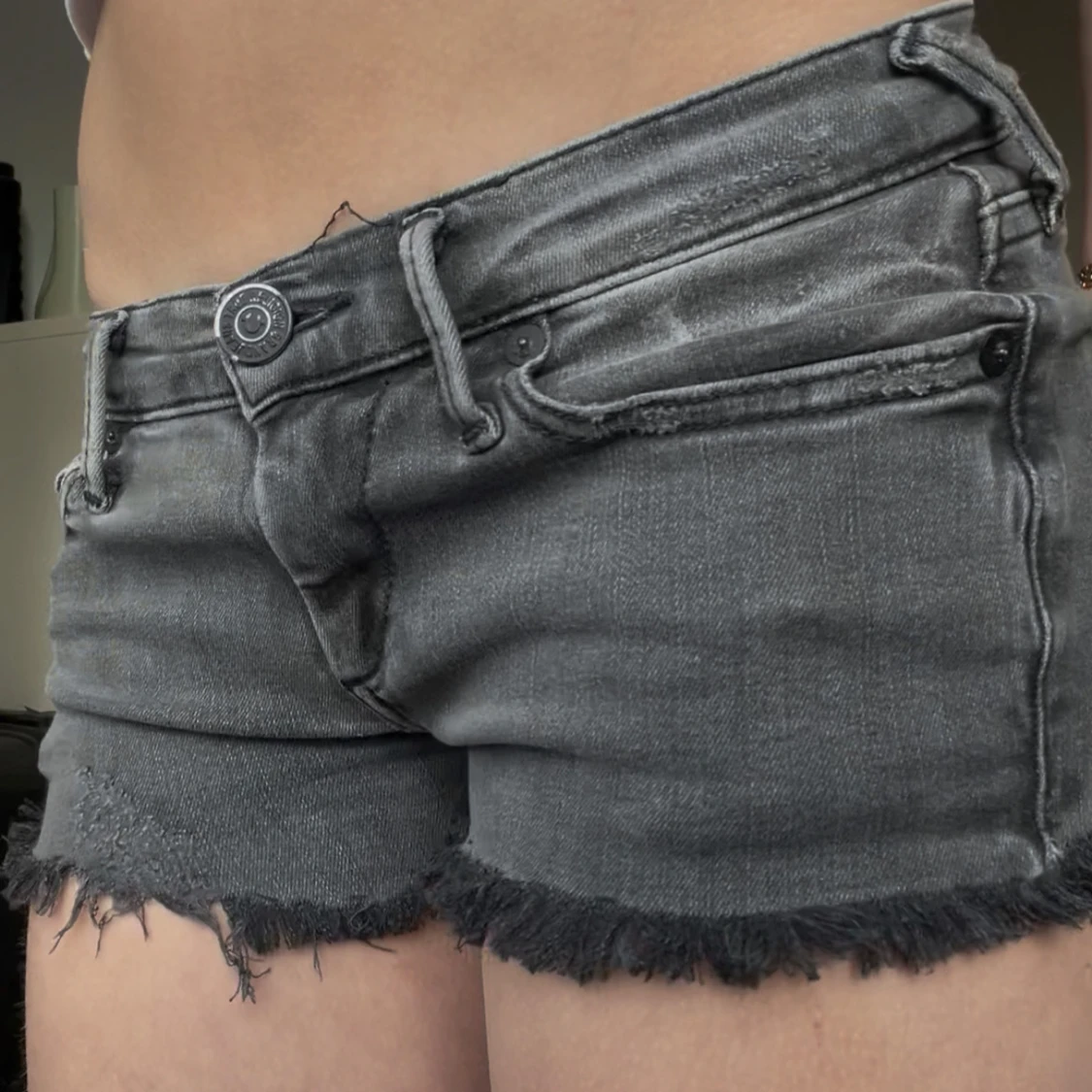 Grå jeansshorts med fransig kant - 4