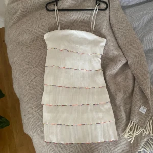 Volangklänning - Söt klänning med volanger💕💕