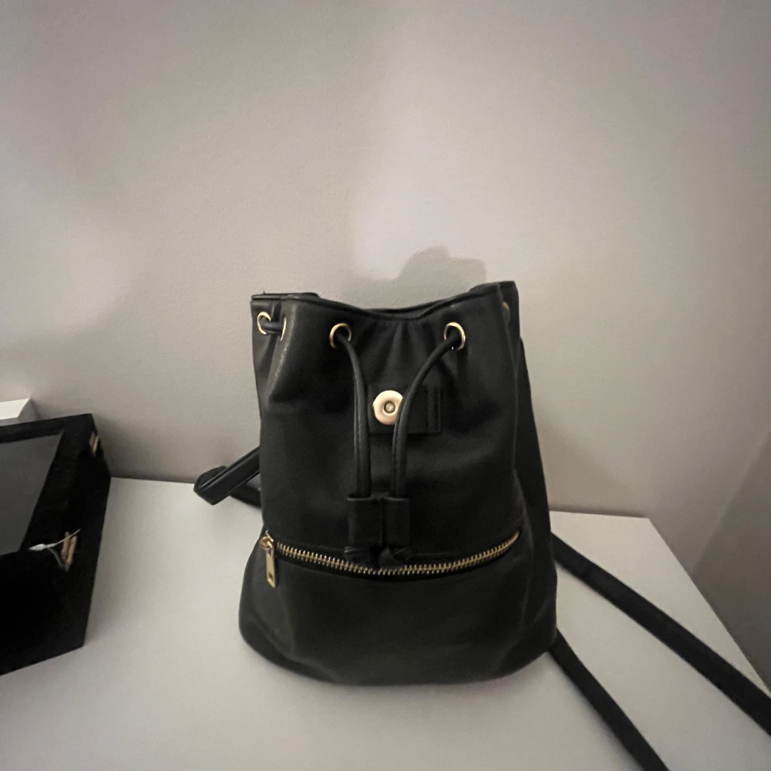 Svart liten ryggsäck med dragkedja och snörning - 2