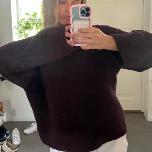Vinröd stickad tröja - Säljer min jätte fina vinröda stickade tröja från Gina tricot som just nu är slutsåld. Använd en gång så den är nästan som ny.💕