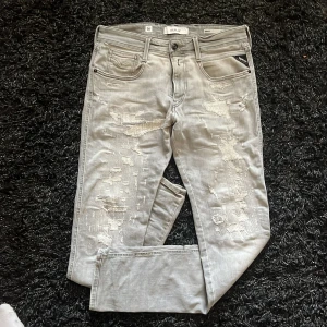 Replay Anbass jeans/slitningar - Sjukt snygga och unika Slimfit Replay Anbass jeans med snygga slitningar och  detaljrik design. Jeansen är endast använda vid några få tillfällen, som dom är både fräscha och i bra skick!!🤩Tveka inte på att skriva om ni har funderingar över nått på jeansen, fler bilder osv. (Pris kan diskuteras vid snabb affär!!)🤝