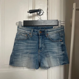 Jeans shorts  - snygga jeans shorts perfekta till sommaren! de var längre innan så jag har själv klippt de kortare.