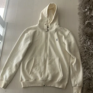  hoodie från Ralph Lauren -   hoodie från Ralph Lauren med dragkedja. säljer pga ej använder längre