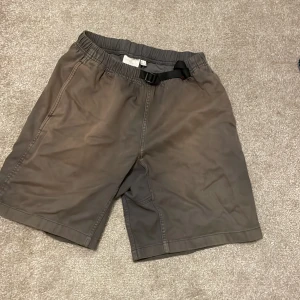 Grå shorts från Gramicci med bälte - Dem är från början gråa men använda i solen mycket