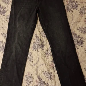 Svarta slim jeans från Chiara Forthi - Säljer ett par svarta slim fit jeans från Chiara Forthi. Jeansen har klassisk femficksdesign, knappar i gylfen och är tillverkade i denim. Perfekta för dig som gillar en smalare passform och stilren look.