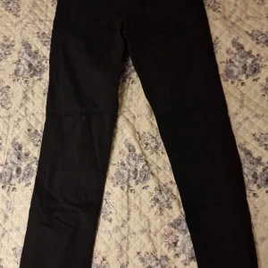 Svarta skinny fit damjeans från Esmara - Svarta skinny fit jeans för dam från Esmara med medelhög midja. Jeansen har klassisk femficksmodell, dragkedja och knapp framtill. Materialet består av bomull och polyester med stretch för extra komfort. Helt ny. 