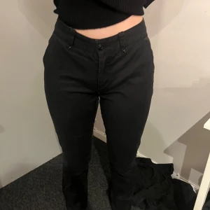 Svarta straight jeans - Säljer ett par svarta jeans med normal passform och raka ben. Byxorna har klassisk femficksdesign och stängs med dragkedja och knapp. Perfekta till vardags och lätta att matcha med olika toppar.