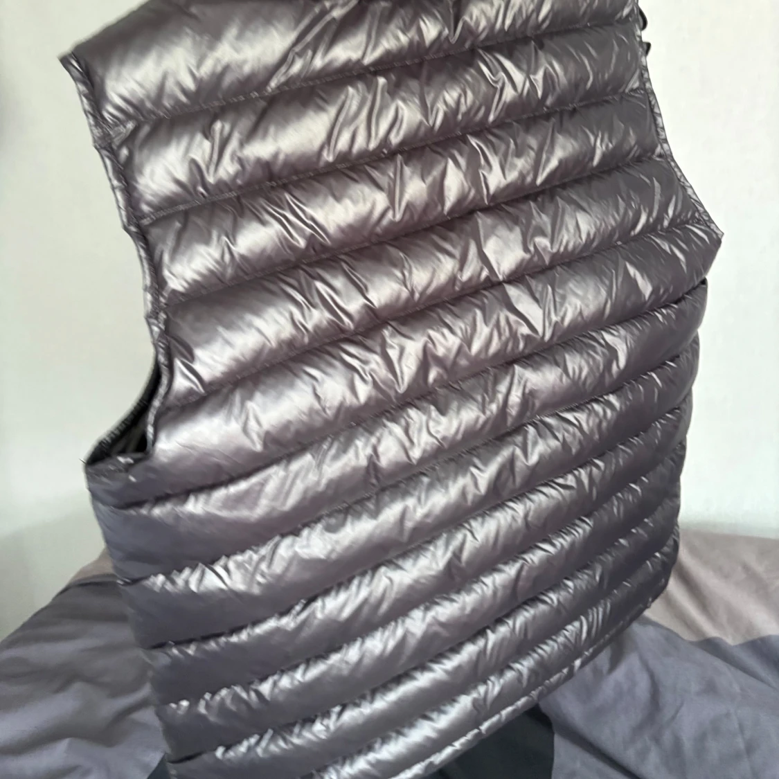 Svart dunväst från Moncler med huva - 1